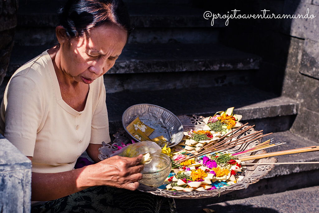 Ritual de oferenda em Bali
