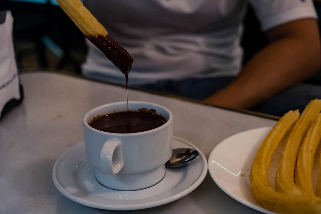 Delicioso chocolate com churros na Chocolateria de San Ginés, o que fazer em Madri em 1 dia